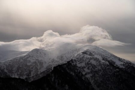 Whole Family Joins the Exciting Challenge of Conquering Ba Ra Peak in a Thrilling Cross-Country Race